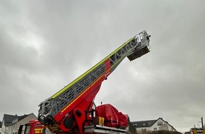 Freiwillige Feuerwehr Menden: FW Menden: Anbau brennt in voller Ausdehnung