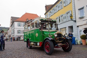Pressetext: Bad Mergentheim empfängt zum „Internationalen Oldtimer-Bustreffen&quot; Nostalgiker, Pioniere und Bus-Oma „Pia“