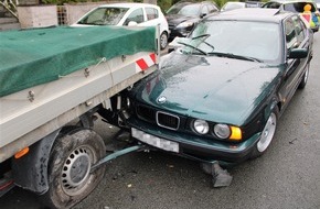 Polizei Hagen: POL-HA: Auffahrunfall: BMW wird unter Baustellenfahrzeug eingeklemmt