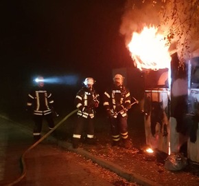 POL-STD: Unbekannte Brandstifter stecken drei Altkleidersammelbehälter in Horneburg in Brand - Polizei sucht Zeugen