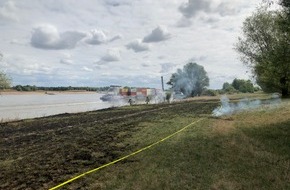 Feuerwehr Xanten: FW Xanten: Flächenbrand in den Rheinwiesen