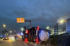 Polizei Duisburg: POL-DU: Ruhrort: Lkw umgekippt - Polizei ermittelt die Unfallursache