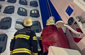 Feuerwehr München: FW-M: Du kriegst die Tür nicht - auf (Freiham)