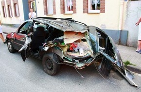 Feuerwehr Essen: FW-E: Verkehrsunfall mit drei verletzten Personen, Containerfahrzeug umgestürzt