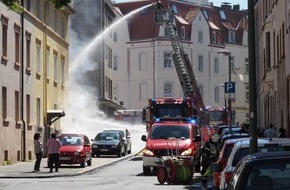 Feuerwehr Iserlohn: FW-MK: Garagenbrand in voller Ausdehnung