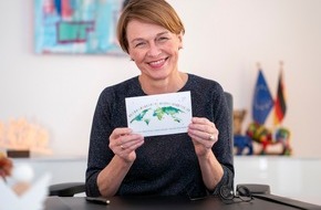 UNICEF Deutschland: Elke Büdenbender: UNICEF-Karten gegen die Einsamkeit
