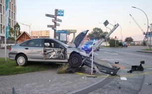 Polizei Bremerhaven: POL-Bremerhaven: Unfall auf der Barkhausenstraße: Auto prallt gegen Ampelmast - Fahrer flüchtet