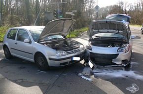 Polizei Düren: POL-DN: Fünf Beteiligte und zwei Verletzte nach Auffahrunfall