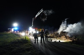 Feuerwehr Bocholt: FW Bocholt: Feldbrand stellt sich als brennender Schilfhaufen heraus