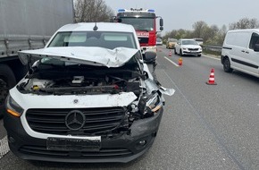 Feuerwehr Moers: FW Moers: Unfall mit Blutplasma-Transport / eCall alarmiert Einsatzkräfte