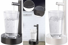 PEARL GmbH: Praktischer Trinkwasser-Spender - auch für unterwegs: Rosenstein & Söhne Akku-Trinkwasser-Pumpe mit Edelstahl-Auslass und Becherablage, schwarz/weiß