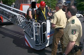 Feuerwehr Essen: FW-E: Feuerwehr rettet flüchtigen Mann vom Dach, Fotobeilage