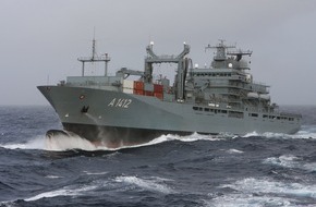 Presse- und Informationszentrum Marine: "Frankfurt am Main" wird neues Flaggschiff für den Einsatz- und Ausbildungsverband 2013 (BILD)