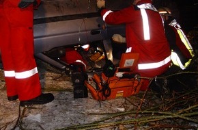 Feuerwehr Essen: FW-E: Schwerer Verkehrsunfall bei Glatteis