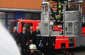 Feuerwehr Essen: FW-E: Gemeinsame Presseinformation der Degussa Standort Essen (Goldschmidt GmbH) und der Feuerwehr Essen zum Thema: Hohlstrahlrohre für Industriebrandbekämpfung