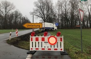 Kreispolizeibehörde Borken: POL-BOR: Vreden-Ellewick - Lkw blockiert Radweg / Bergung am Donnerstag