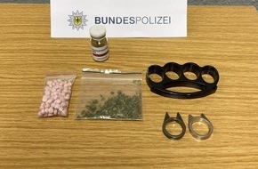 Bundespolizeidirektion Sankt Augustin: BPOL NRW: Pärchen mit Drogen und Waffen gestellt - Bundespolizisten nehmen benommenes Duo fest