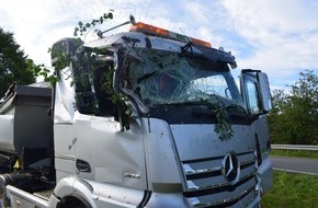 Polizeidirektion Kaiserslautern: POL-PDKL: Medizinischer Notfall - Lkw kommt von der Fahrbahn ab