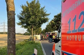 Feuerwehr Remscheid: FW-RS: Schwerer Verkehrsunfall in Hückeswagen auf der K1/ Kleintransporter kollidiert mit Baum