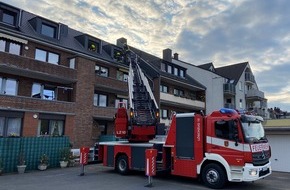 Feuerwehr Neuss: FW-NE: Schwelbrand im Dach eines Mehrfamilienhauses | Keine verletzten Personen