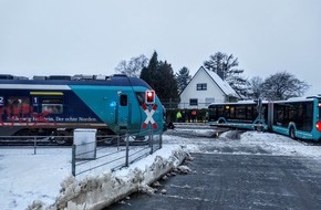 Bundespolizeiinspektion Kiel: BPOL-KI: Schulbus auf Bahn&uuml;bergang festgefahren - Regionalexpress leitet Schnellbremsung ein