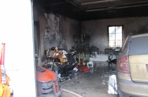 Polizeiinspektion Hameln-Pyrmont/Holzminden: POL-HOL: Fürstenberg - Neuhäuser Straße: Garagenbrand verursacht ca. 30.000,-- EUR Schaden - PKW und Motorrad stark beschädigt -