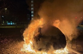 Polizeiinspektion Wilhelmshaven/Friesland: POL-WHV: PKW-Brand in Wilhelmshaven: Fahrzeug brennt vollständig aus