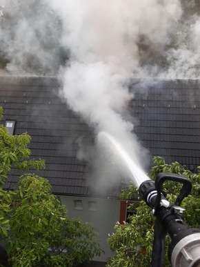 FW-Velbert: Dachstuhlbrand fordert vollen Einsatz der Feuerwehr Velbert