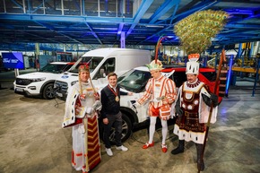 Fahrzeugübergabe an Kölner Dreigestirn: Zum 200-jährigen Karnevalsjubiläum elektrifiziert Ford den Rosenmontagszug