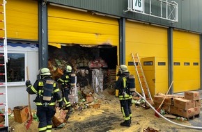 Feuerwehr Dortmund: FW-DO: Feuer in einer Lagerhalle auf dem Großmarkt // Keine Verletzten