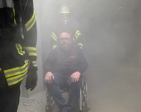 FW Celle: Feuer in Kinderklinik und Verkehrsunfall - die Celler Feuerwehr übte heute den Ernstfall im AKH und auf dem Wilhelm-Heinichen-Ring!