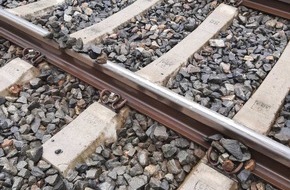 Bundespolizeiinspektion Magdeburg: BPOLI MD: 11-Jährige legen Steine auf und spannen Kabel über Bahngleise - Bahnanlagen sind keine Spielplätze!
