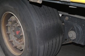 Polizeidirektion Kaiserslautern: POL-PDKL: LKW hat 4 defekte Reifen