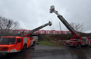 Feuerwehr Essen: FW-E: Feuerwehr evakuiert Fahrg&auml;ste mit Drehleitern aus liegengebliebener S-Bahn
