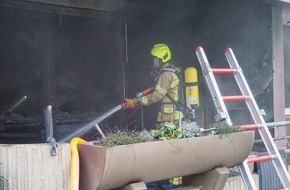 Feuerwehr Ratingen: FW Ratingen: Wohnungsbrand in Ratingen - Feuerwehr rettet schwer verletzte Person aus Brandwohnung