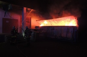 Feuerwehr Dorsten: FW-Dorsten: Massiver Löschangriff verhindert größeren Gebäudeschaden