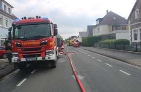 Freiwillige Feuerwehr Bad Salzuflen: FF Bad Salzuflen: Drei Verletzte nach Wohnungsbrand in Schötmar / Feuerwehr rettet schwangere Frau über Steckleiter