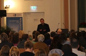 Kreispolizeibehörde Kleve: POL-KLE: Kreis Kleve - Gemeinsame Presseerklärung der LVR-Klinik Bedburg-Hau und der Polizei Kleve: "Wege aus der (Schul-)Gewalt" / 200 engagierte Teilnehmerinnen und -Teilnehmer beim 1. Fachtag in Bedburg-Hau