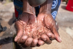 Am 22. März ist Weltwassertag: Mit Brunnen, Wasserfiltern und Trainings setzt sich Cotton made in Africa für das Menschenrecht auf Wasser ein