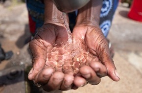 Aid by Trade Foundation: Am 22. März ist Weltwassertag: Mit Brunnen, Wasserfiltern und Trainings setzt sich Cotton made in Africa für das Menschenrecht auf Wasser ein