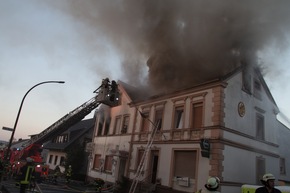 FW Menden: Feuerwehr Menden rettet 12 Personen bei Wohnungsbrand