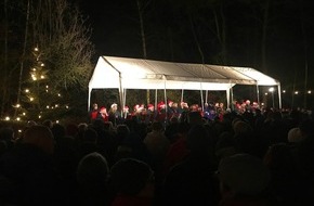 Feuerwehr Norderstedt: FW Norderstedt: Besinnliche Stunde - Die Freiwillige Feuerwehr Garstedt lädt zur Waldweihnacht ein.