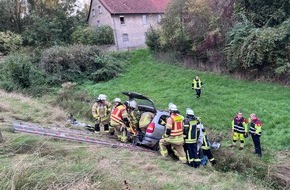 Freiwillige Feuerwehr Bad Salzuflen: FF Bad Salzuflen: &Uuml;bung: Auto rutscht in Biemsen-Ahmsen rund drei Meter in einen Graben / Die Bad Salzufler Feuerwehr pr&uuml;ft mit drei &Uuml;bungen ihre Leistungsf&auml;higkeit und zieht ein erstes Fazit