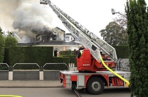 Feuerwehr Essen: FW-E: Dachstuhlbrand in freistehendem Einfamilienhaus, ein 29 Jahre alter Handwerker verletzt