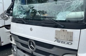 Polizei Bielefeld: POL-BI: Lkw f&auml;hrt Wohnmobil auf