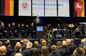 Polizeiakademie Niedersachsen: POL-AK NI: Vereidigungsfeier der Polizeiakademie Niedersachsen - Innenminister Boris Pistorius nimmt 444 angehenden Polizeikommissarinnen und -kommissaren den Diensteid ab