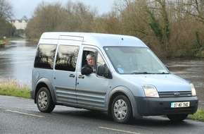 Ford-Werke GmbH: Eine Million Kilometer ohne Probleme: Taxifahrer aus Irland vertraut auch weiterhin seinem Ford Tourneo Connect (FOTO)