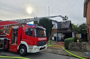 Kreisfeuerwehrverband Rendsburg-Eckernförde: FW-RD: Dachstuhlbrand in Büdelsdorf - 70 Einsatzkräften löschten das Feuer