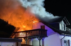 Freiwillige Feuerwehr Borgentreich: FW Borgentreich: Dachstuhlbrand in Großeneder. Vater rettet seine beiden Kinder aus dem Obergeschoss. 4 Personen werden in Krankenhäuser verbracht.