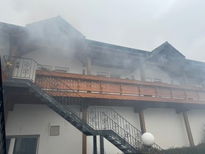 FW Wenden: Gasthof Scherer in Schönau brennt - Abschlussübung der Feuerwehr Wenden